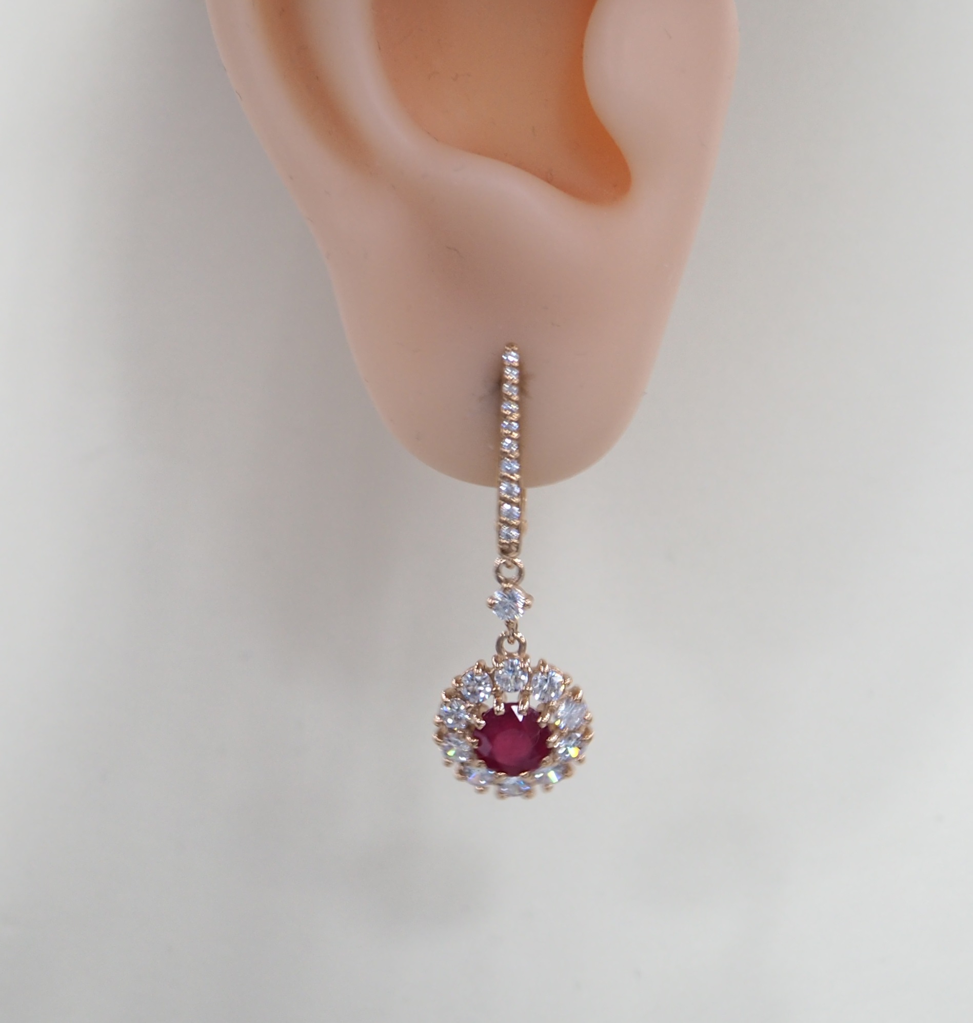 Серебряные серьги 925 пробы; вставки 2 Рубин 2,14 F/2; 42 Фианит бесцв.;